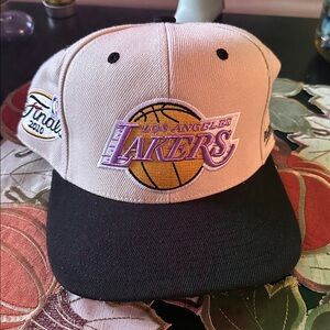 Los Angeles Lakers Cap with Black Brim Mitchell and Ness fitted hat size 7